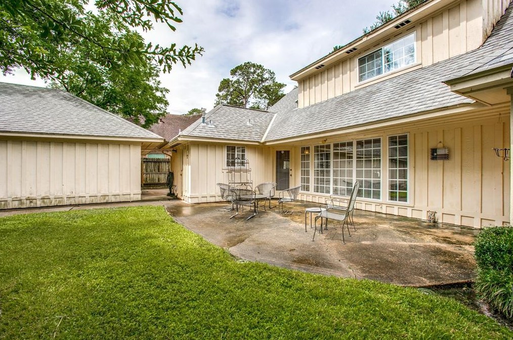 330 Wycliffe Dr, Houston TX  77043-3901 exterior