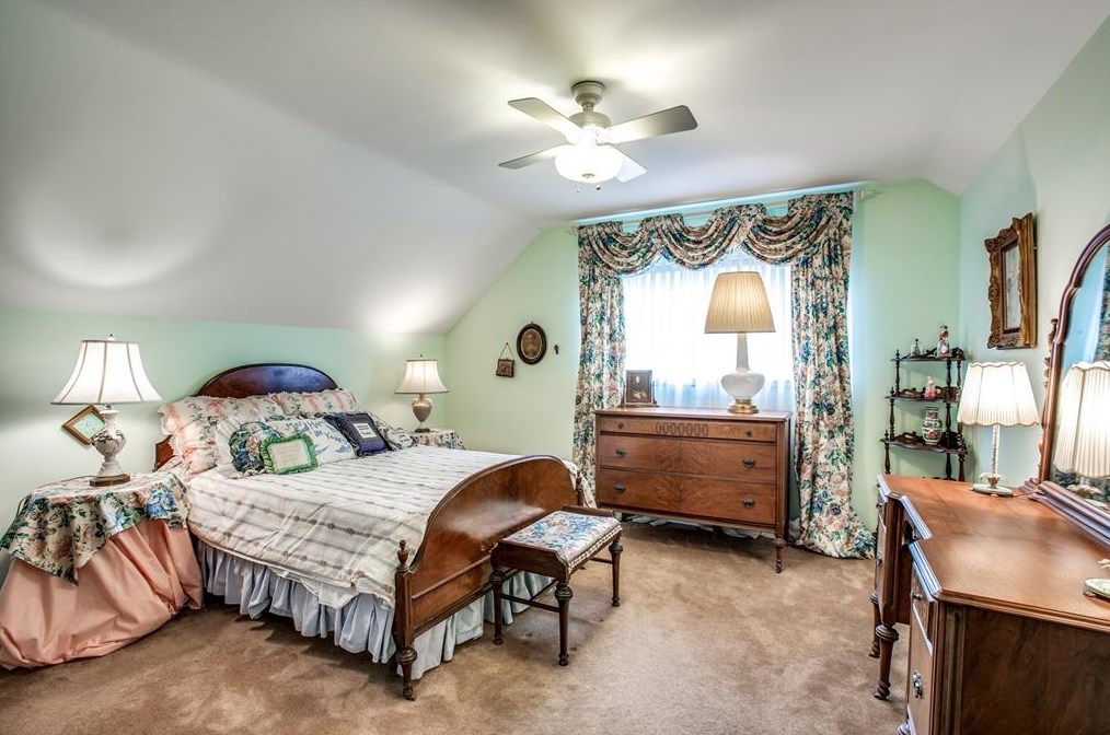 330 Wycliffe Dr, Houston TX  77043-3901 exterior