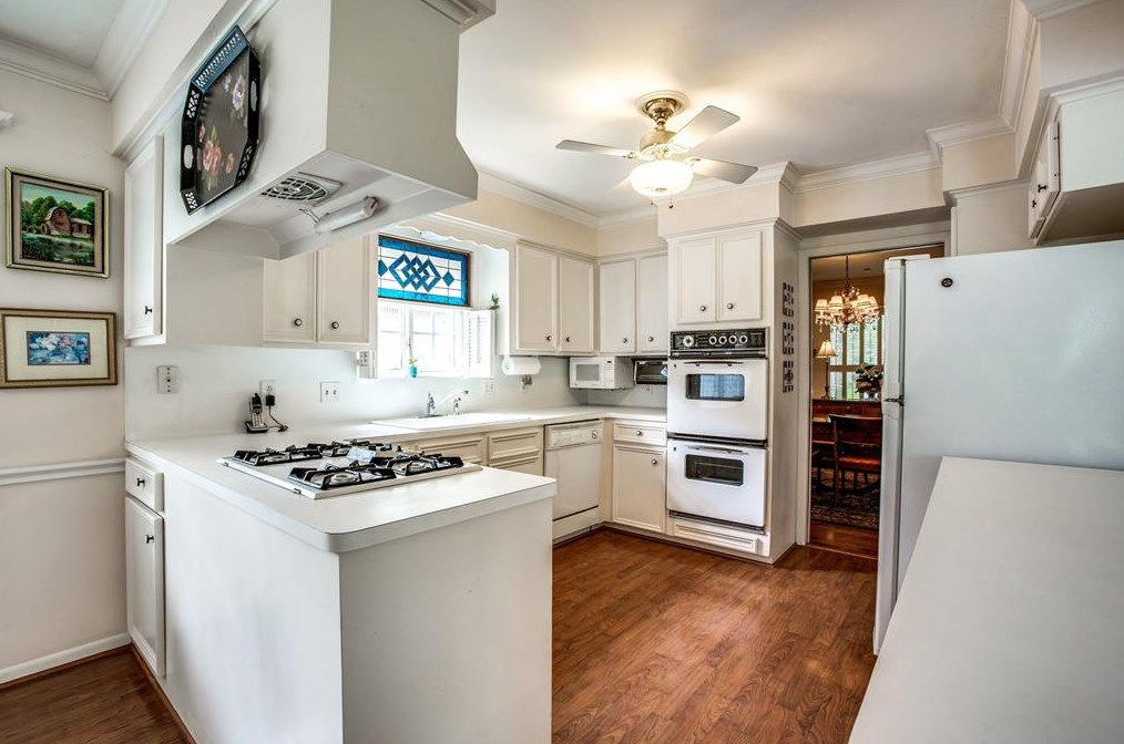330 Wycliffe Dr, Houston TX  77043-3901 exterior