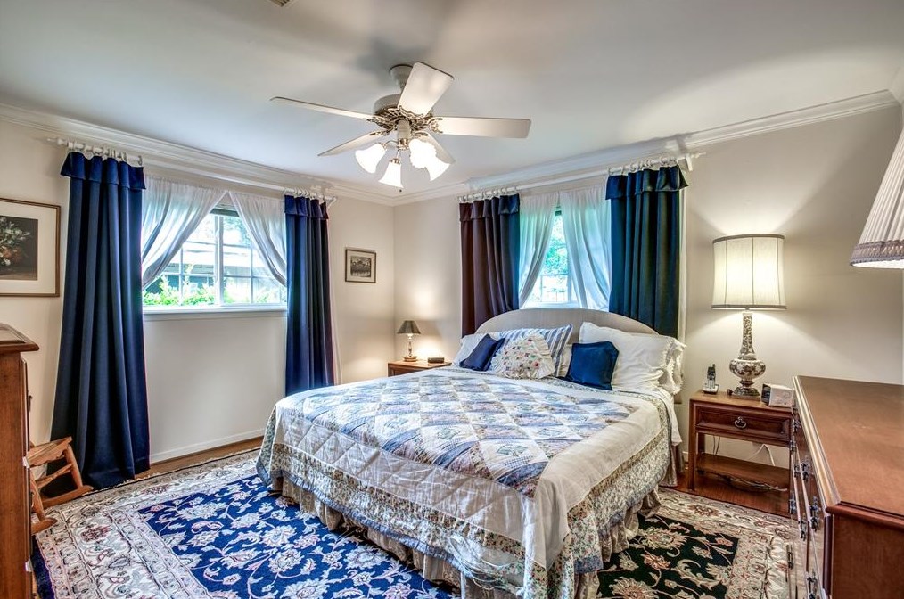330 Wycliffe Dr, Houston TX  77043-3901 exterior