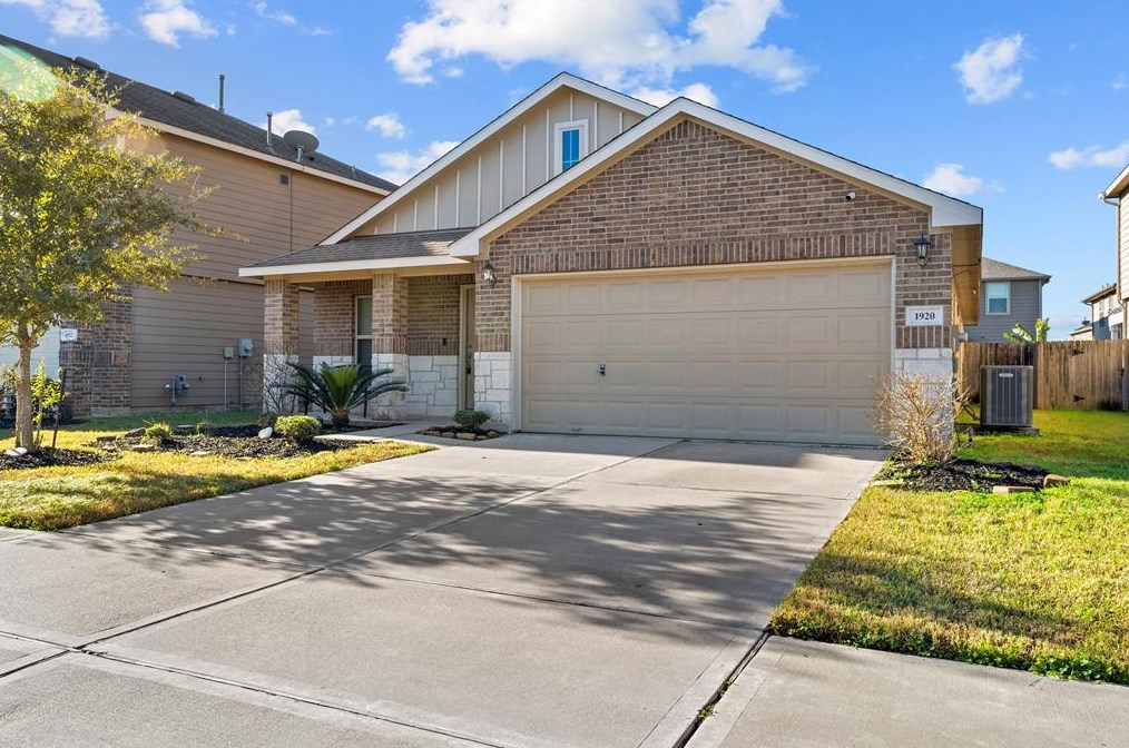 1920 Acaciawood Way, Houston TX  77051 exterior