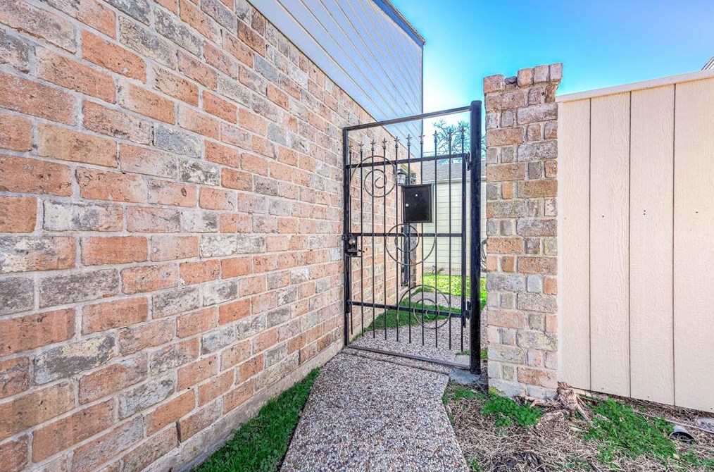 10626 Sandpiper Dr, Houston TX  77096-5415 exterior
