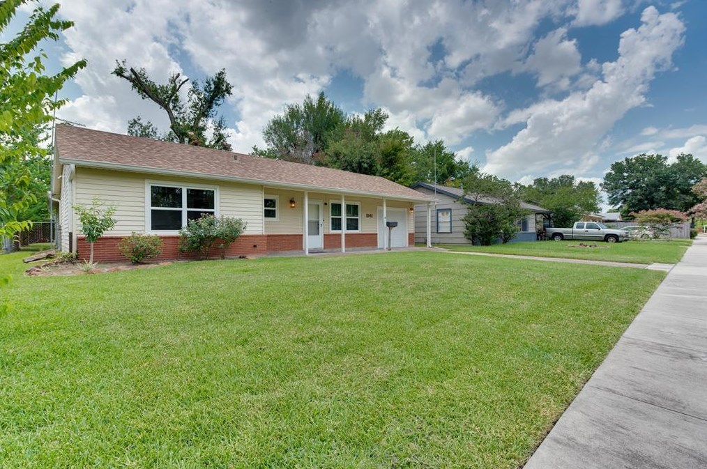 1941 Norcrest Dr, Houston TX  77055-1425 exterior