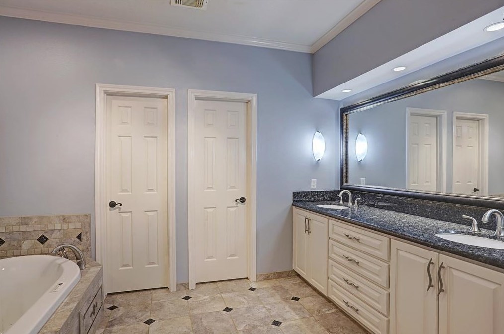 11810 Orch Mtn Dr, Houston TX  77059-5518 exterior