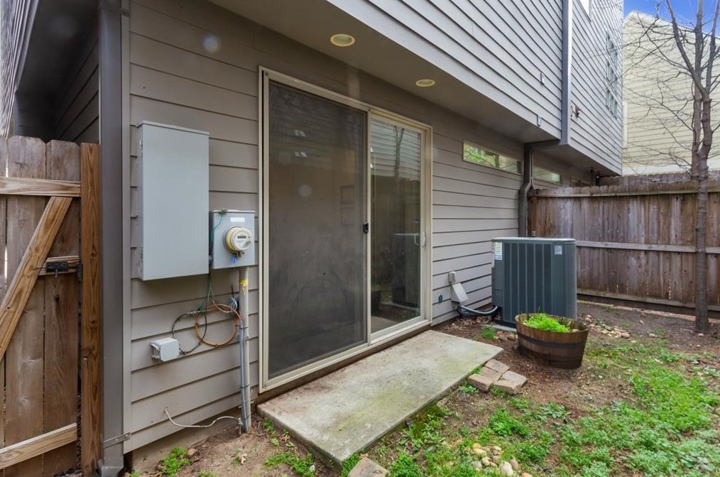 2366 Commerce St, Houston TX  77003-1537 exterior