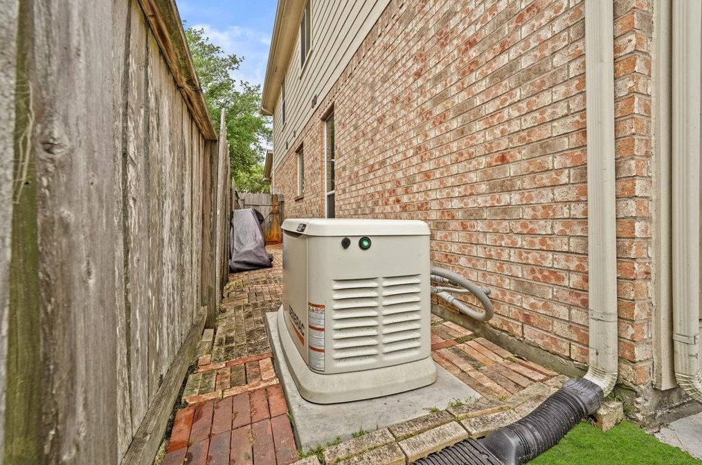 16722 Wilsons Creek Ln, Houston TX  77083-7219 exterior