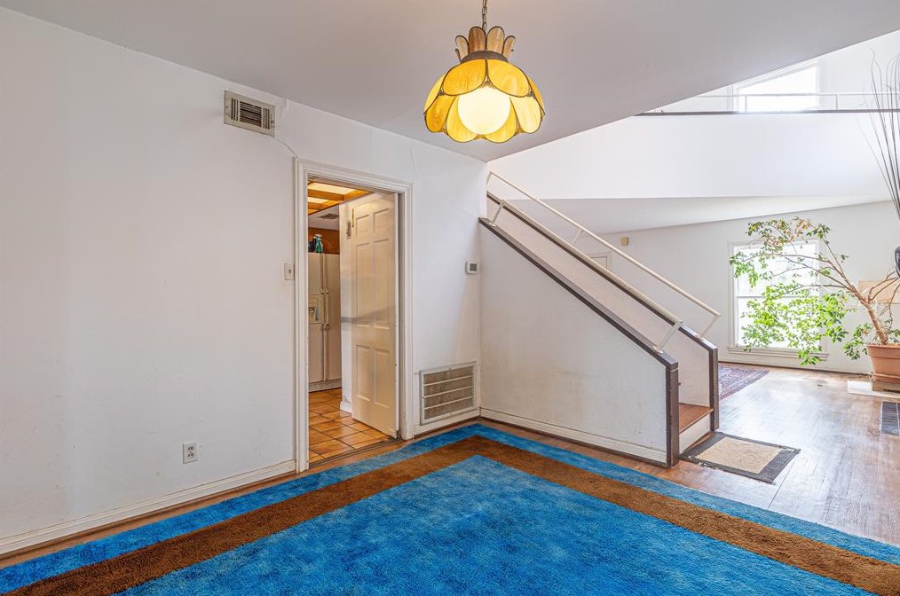 2102 Banks St, Houston TX 77098-5406 exterior