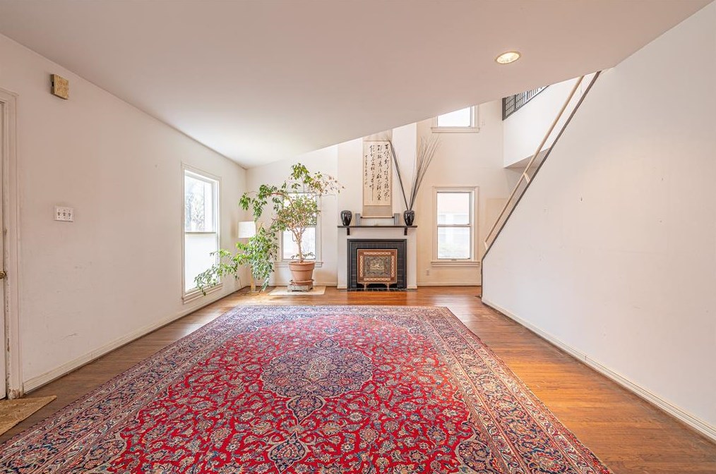 2102 Banks St, Houston TX 77098-5406 exterior