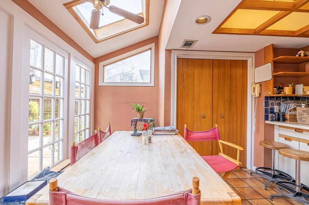 2102 Banks St, Houston TX 77098-5406 exterior