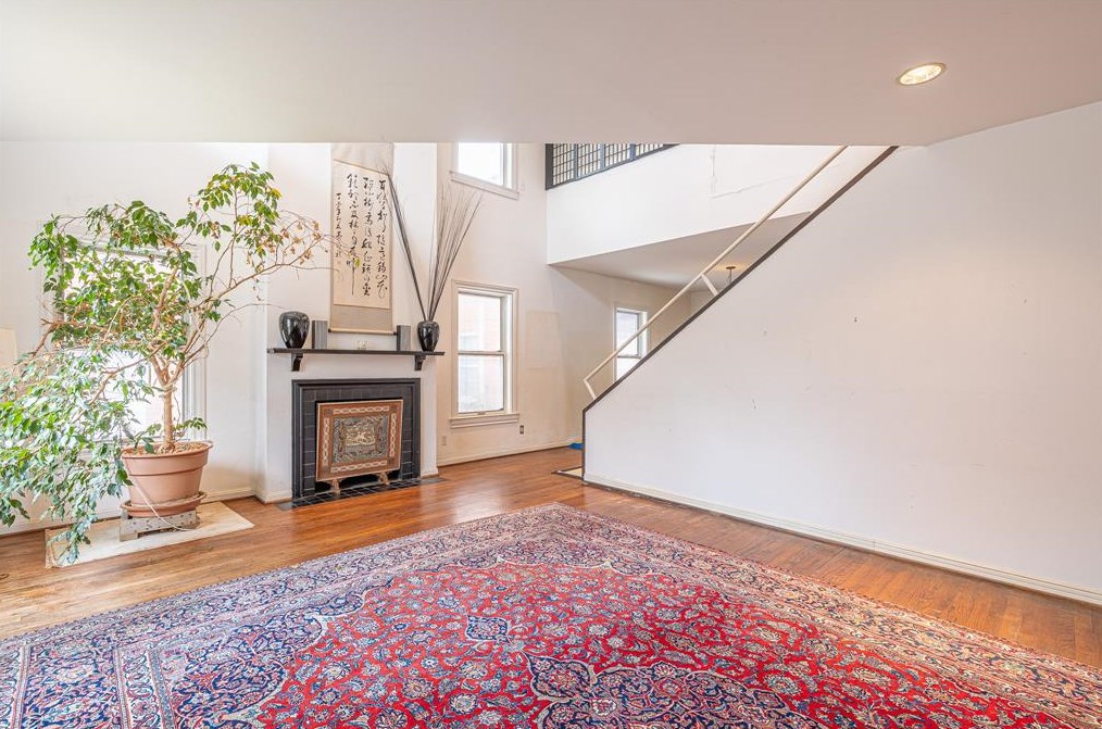 2102 Banks St, Houston TX 77098-5406 exterior