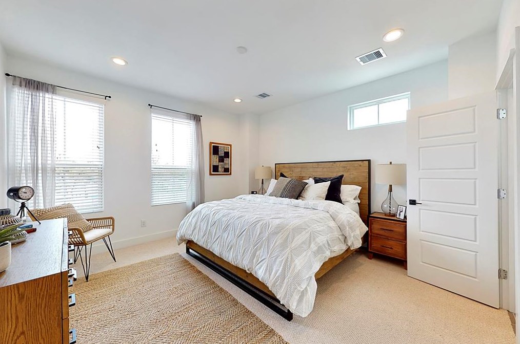 3050 Jensen Dr, Houston TX  77026-5513 exterior