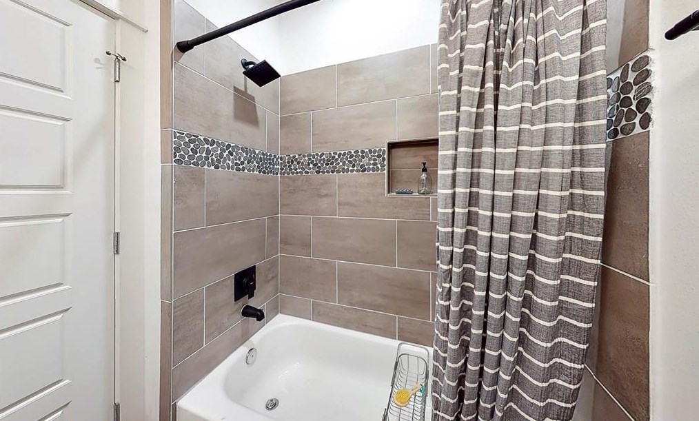 3050 Jensen Dr, Houston TX  77026-5513 exterior