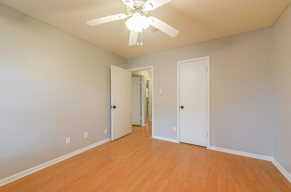 15518 Diana Ln, Houston TX  77062-5714 exterior