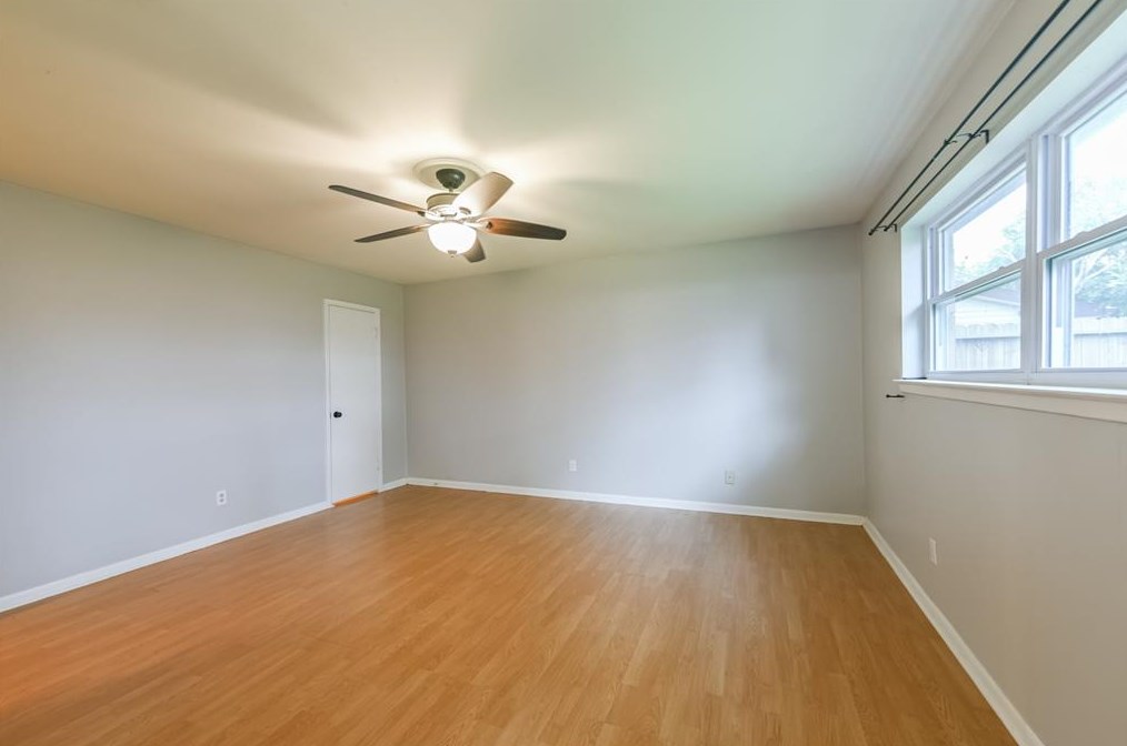 15518 Diana Ln, Houston TX  77062-5714 exterior