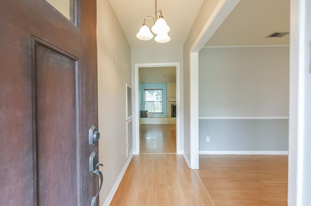 15518 Diana Ln, Houston TX  77062-5714 exterior