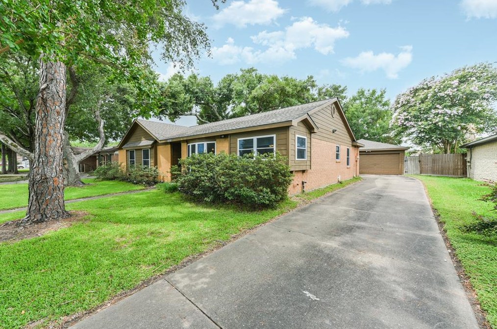 15518 Diana Ln, Houston TX  77062-4014 exterior