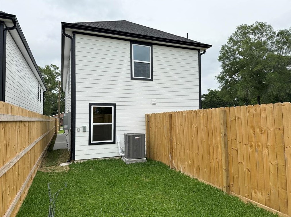 8128 Sterlingshire St, Houston TX  77078-2739 exterior