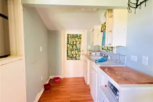 1002 Hopkins St, Yoakum, TX 77995 - Photo 9