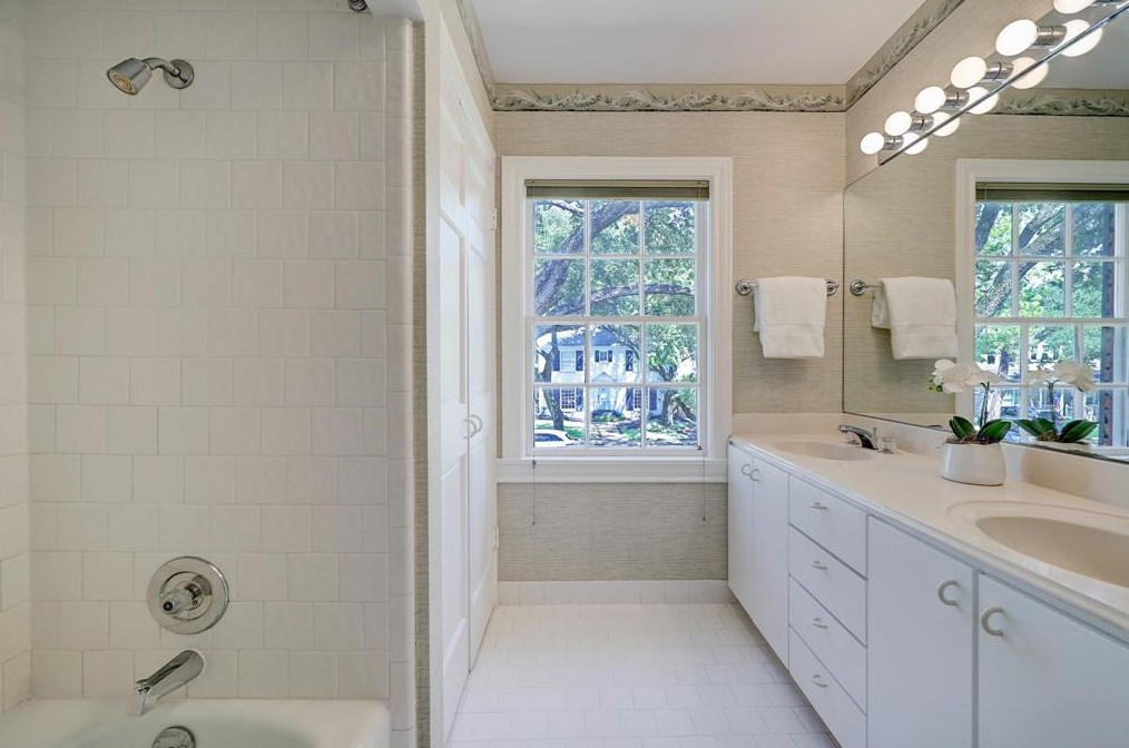 2407 Dryden Rd, Houston TX 77030-1001 exterior