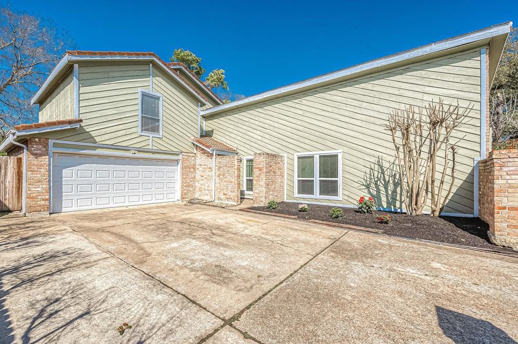6034 Gallant Forest Dr, Houston TX  77088-2307 exterior