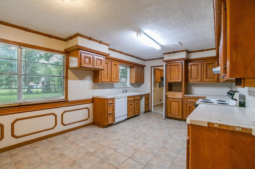 6106 Moss Oaks Dr, Houston TX  77050-3624 exterior