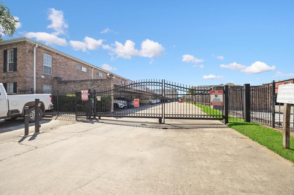 6402 Del Monte Dr, Houston TX  77057-3300 exterior