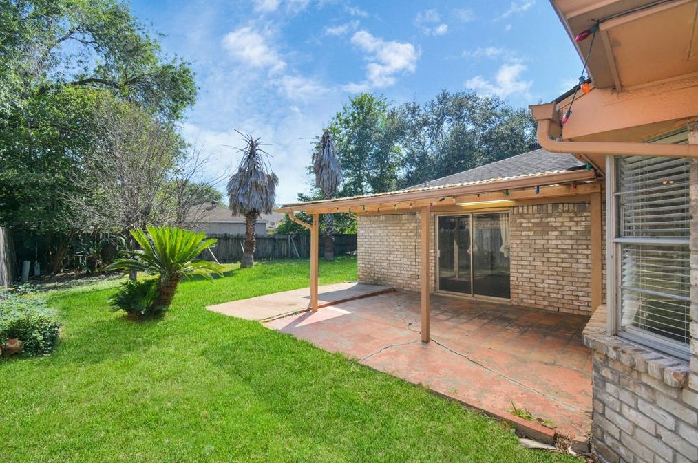 16103 Alta Mesa Dr, Houston TX 77083-1105 exterior