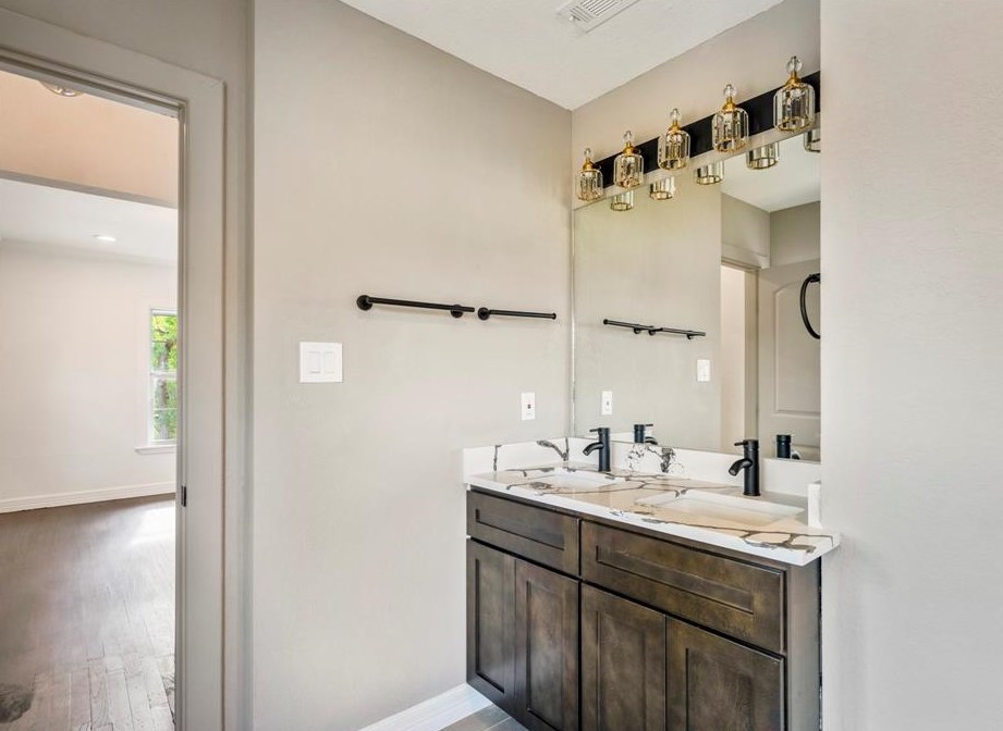 2520 Barbee St, Houston TX  77004-5280 exterior