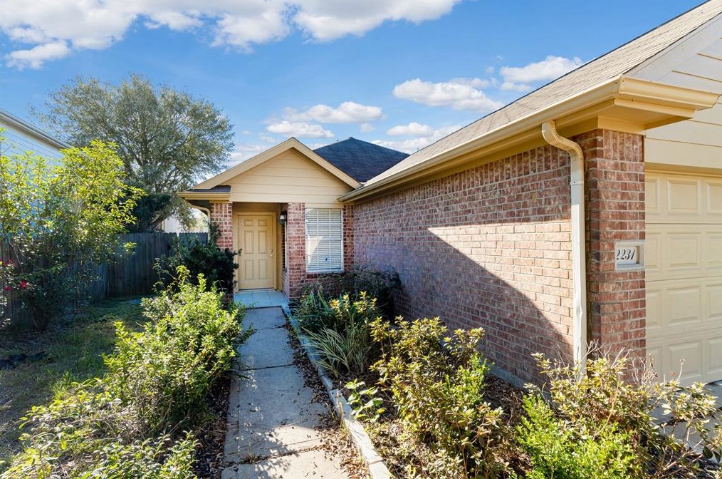 2231 Falling Oaks Rd, Houston TX  77038-4018 exterior