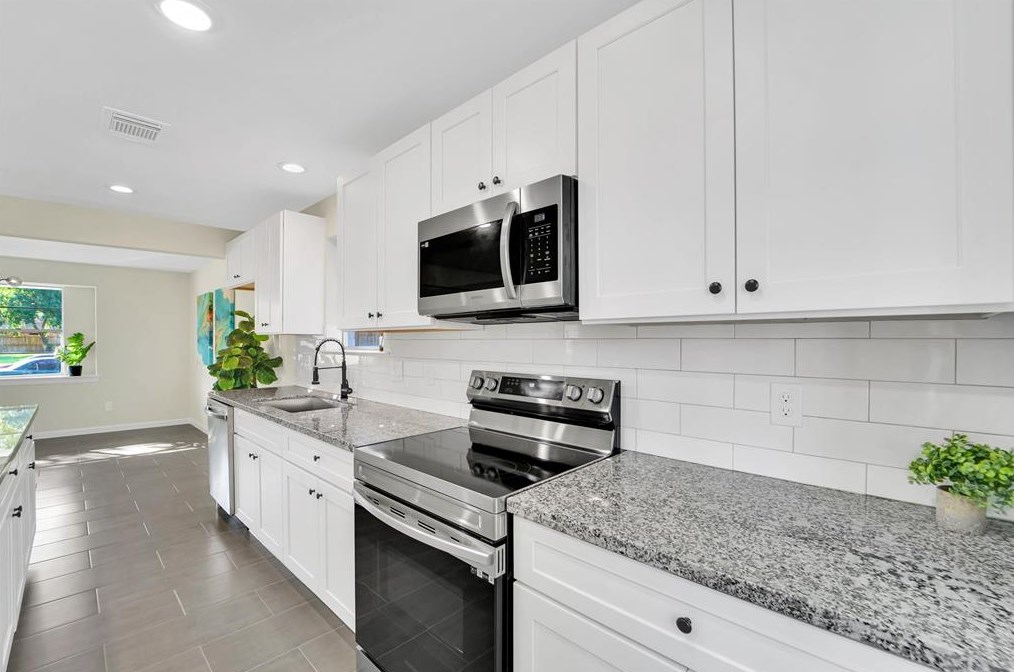 10910 Sageorchard Ln, Houston TX  77089-3918 exterior