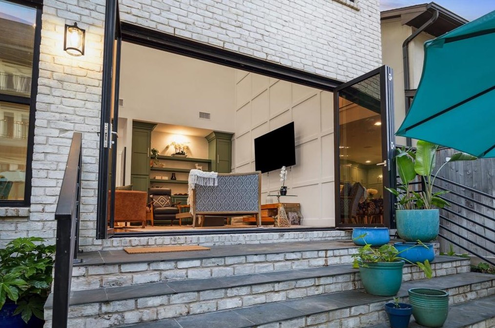 1906 Swift Blvd, Houston TX  77030-1807 exterior