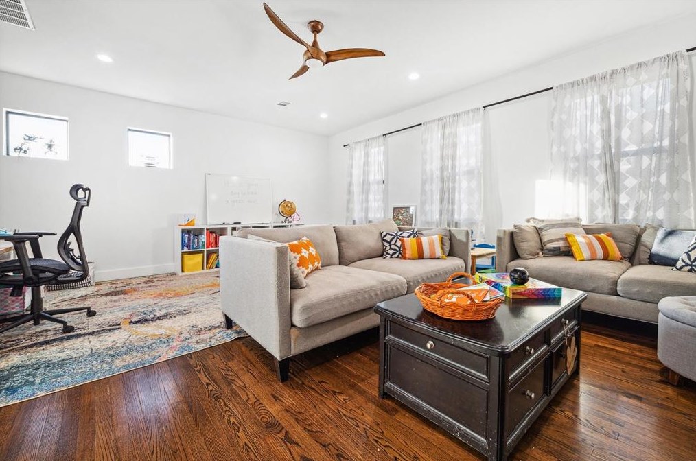 1906 Swift Blvd, Houston TX  77030-1807 exterior