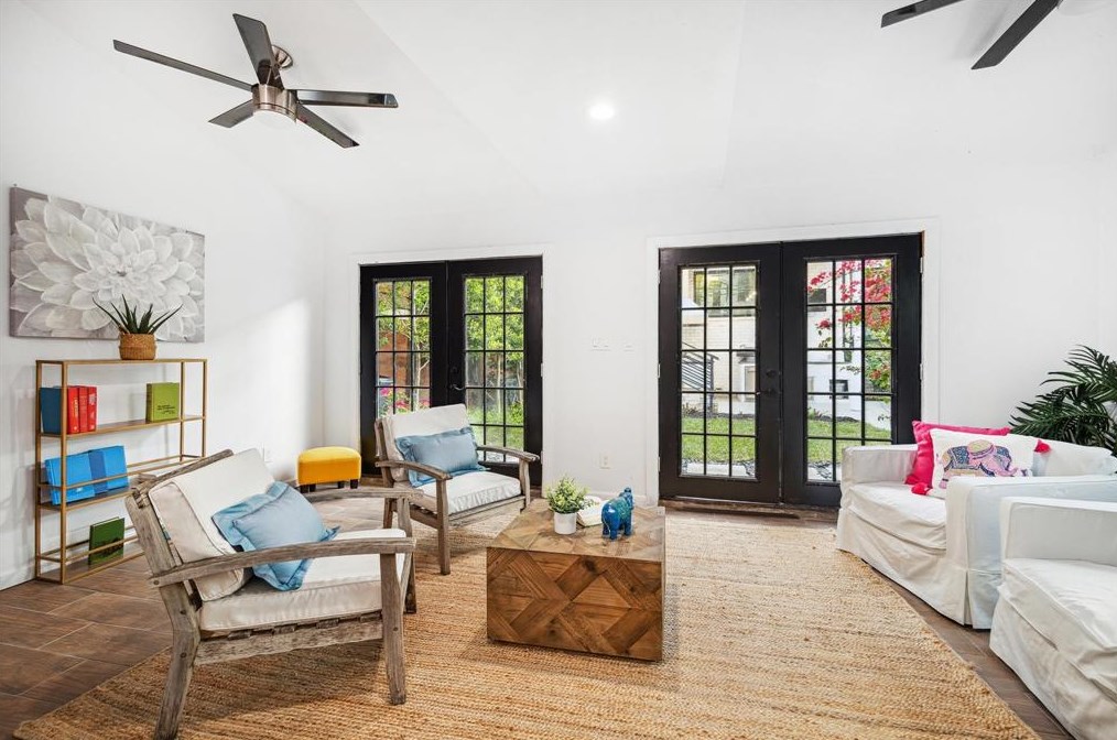 1906 Swift Blvd, Houston TX  77030-1807 exterior