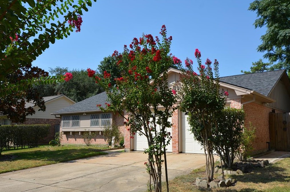 16323 Autumn Wind Dr, Houston TX  77090-4702 exterior