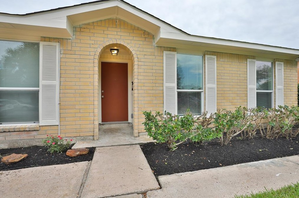 11319 Fawngrove Dr, Houston TX  77048-1711 exterior