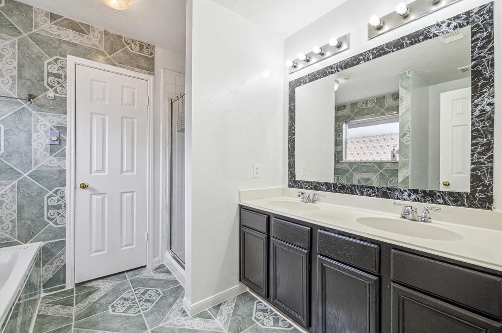 8411 Summertree Dr, Houston TX  77040-1677 exterior