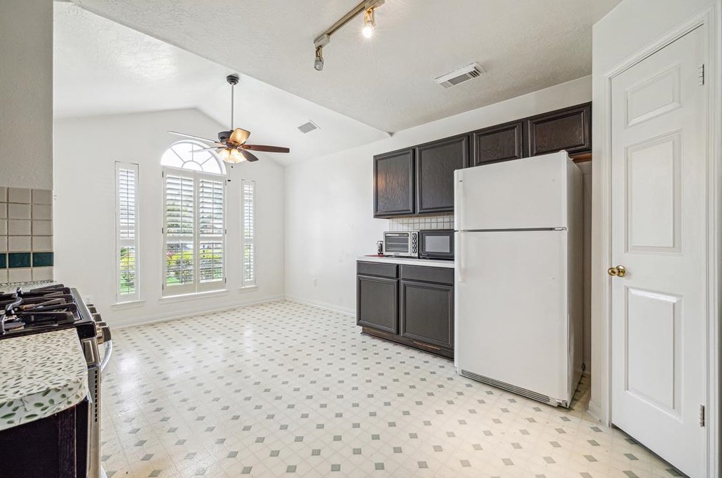 8411 Summertree Dr, Houston TX  77040-1677 exterior