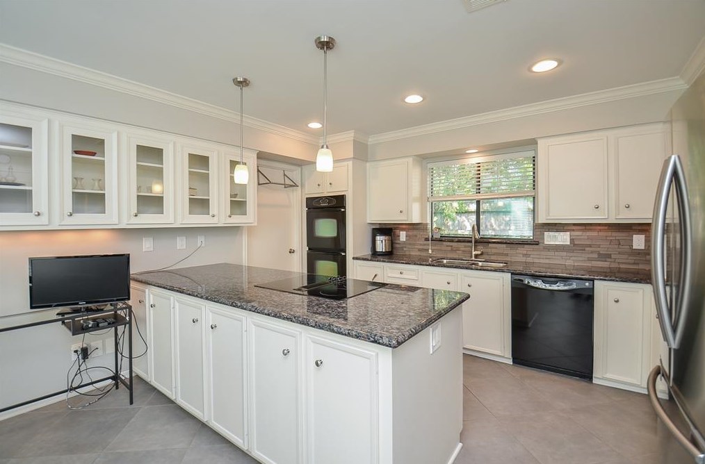 12107 Olympia Dr, Houston TX  77042-2817 exterior