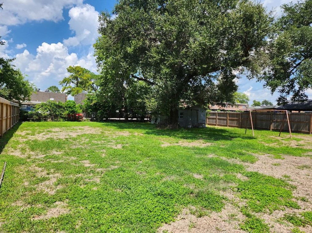 4518 Brookwoods Dr, Houston TX  77092-8338 exterior