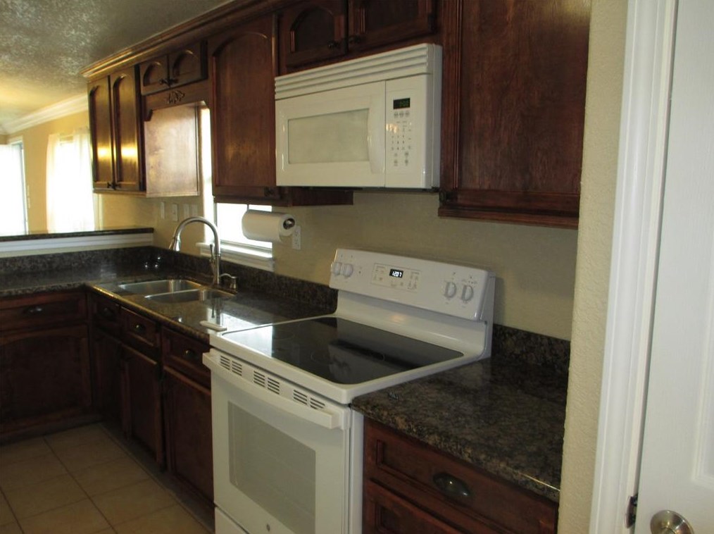 1620 Elm St, Baytown TX  77520-6812 exterior