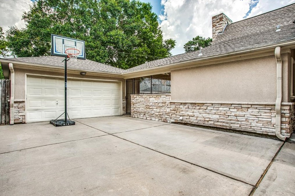 2914 Durban Dr, Houston TX  77043-1303 exterior