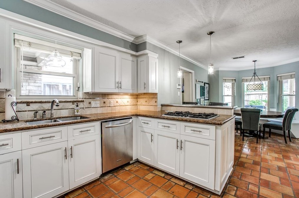 2914 Durban Dr, Houston TX  77043-1327 exterior