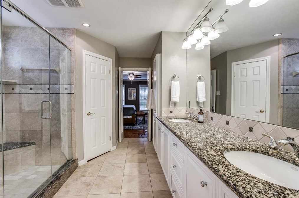 2914 Durban Dr, Houston TX  77043-1327 exterior