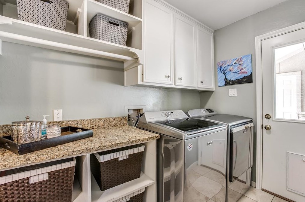 2914 Durban Dr, Houston TX  77043-1327 exterior