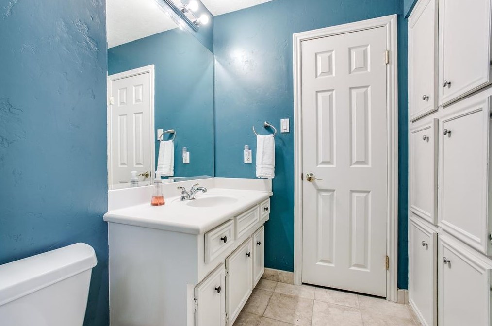 2914 Durban Dr, Houston TX  77043-1327 exterior