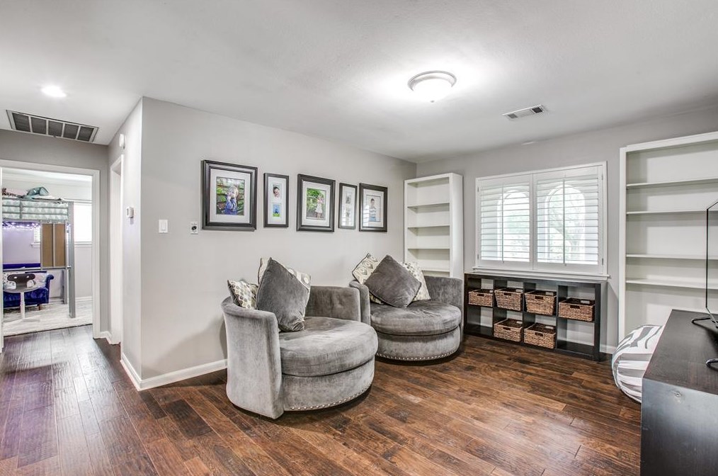 2914 Durban Dr, Houston TX  77043-1327 exterior