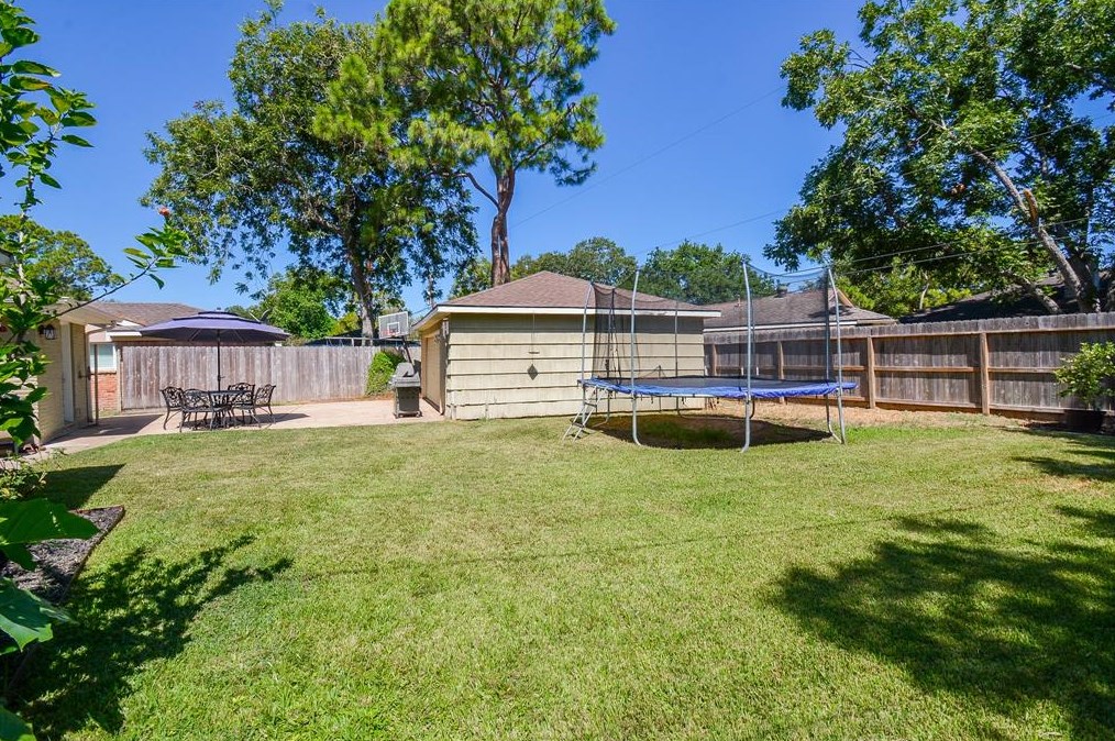 6026 Yarwell Dr, Houston TX  77096-5330 exterior