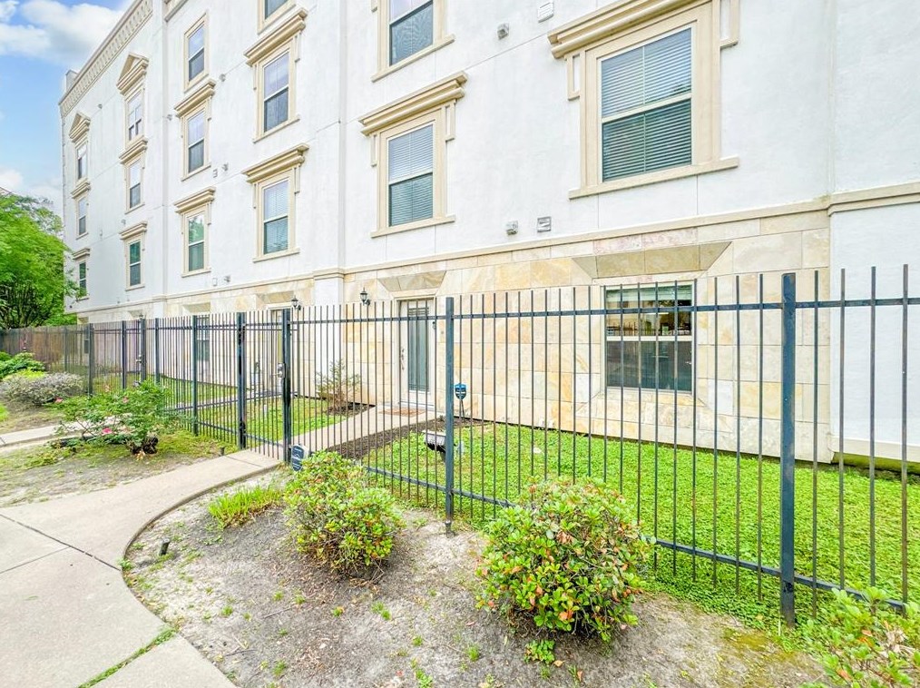 3501 Chenevert St, Houston TX  77004-4199 exterior