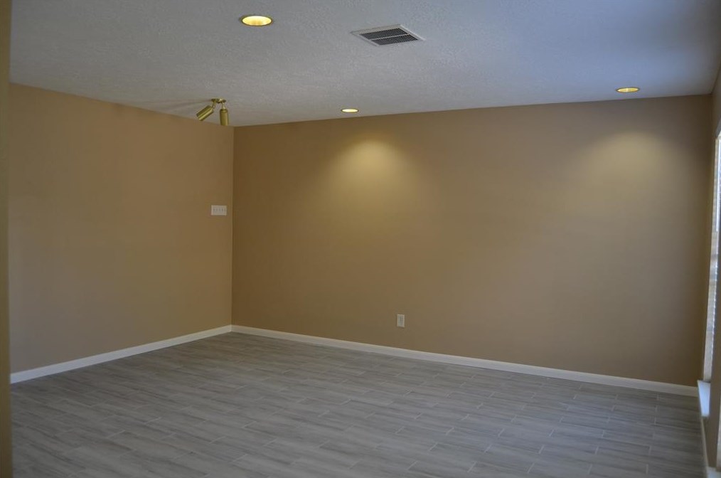 5633 Sheraton Oaks Dr, Houston TX  77091-1305 exterior