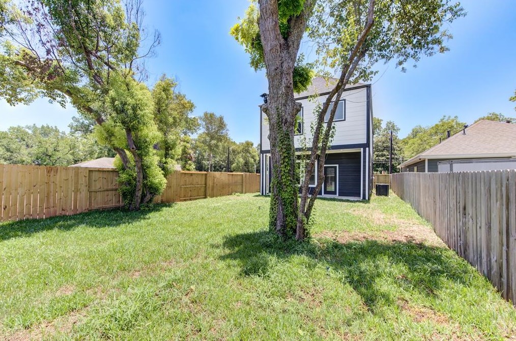 5517 Kittridge, Houston TX  77028-3033 exterior